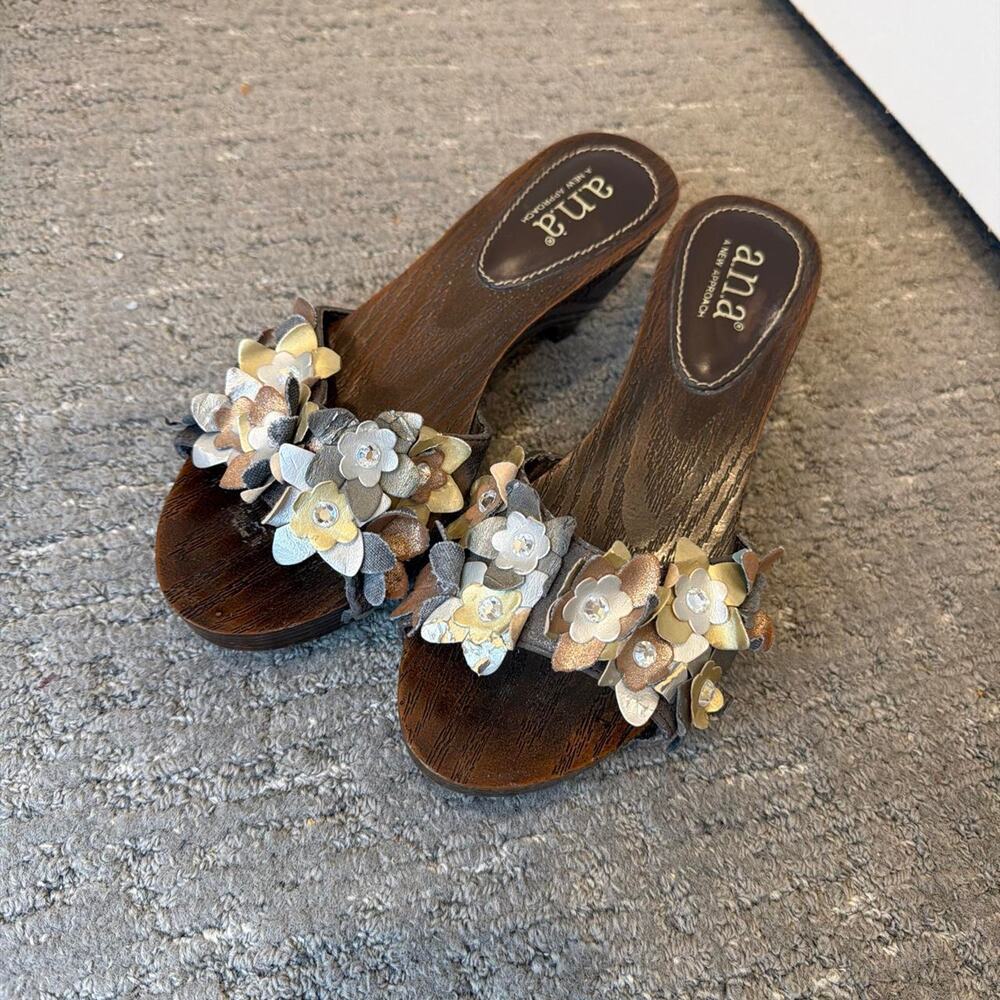 Stunning 2000s vintage y2k metallic flower chunky wedge kitten heels